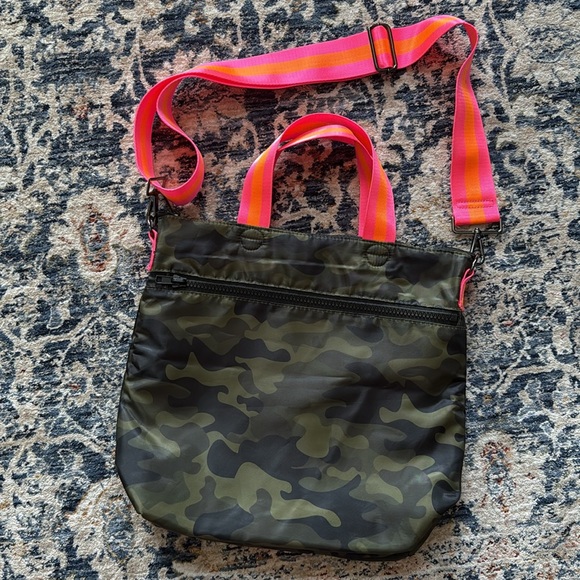NWOT Haute Shore Camouflage Crossbody Bag - Picture 2 of 4